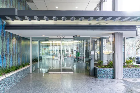 Modern & Cozy Stay in the Heart of Downtown Vancouver Отели рядом с достопримечательностью «Дэвид Томпсон Секондари Скул»