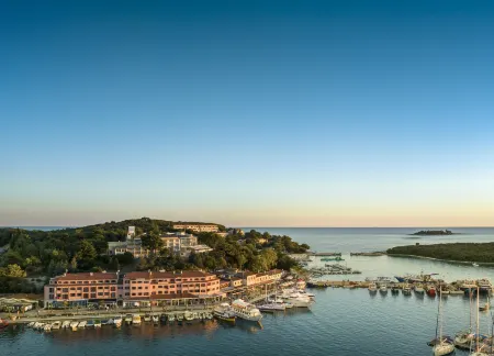 Maistra Select Riva Apartments Отели в г. Врсар