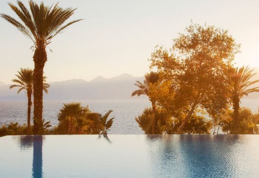 아크라 호텔 레스토랑 또는 수영장