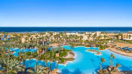 Pickalbatros Sands Port Ghalib Отели рядом с достопримечательностью «Bridge of Royal Tulip Beach Resort»