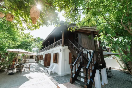 メゾン バーン ラオス ゲストハウス オックポップトックストア周辺のホテル