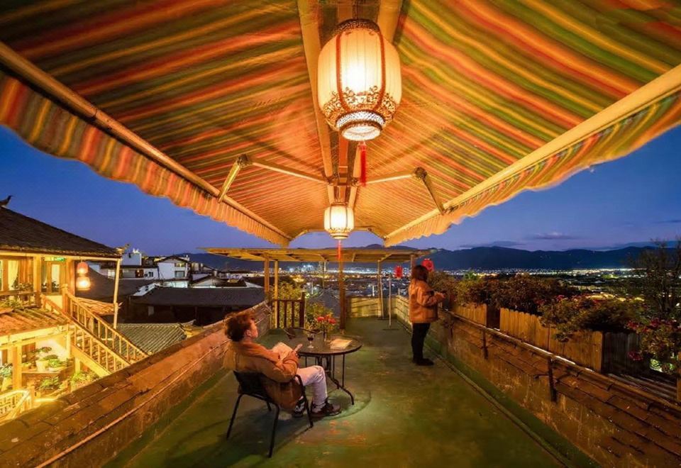 리장 다옌구전 타임 숙소의 아름다운 안뜰과 그네