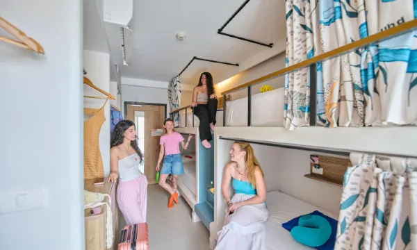 เตียงในหอพักหญิง 4 เตียง