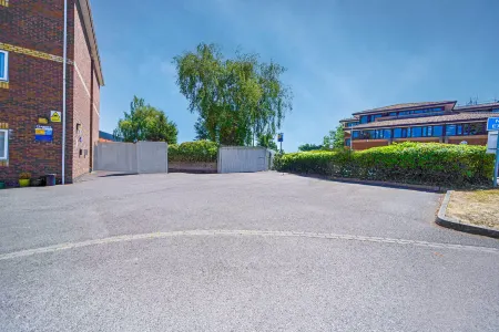 GO2 Gloucester Hotel by OYO Отели рядом с достопримечательностью «Passage Farm Caravan & Campsite»