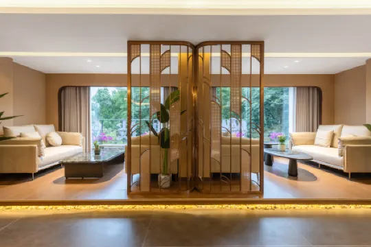 Redboer International Hotel along the River