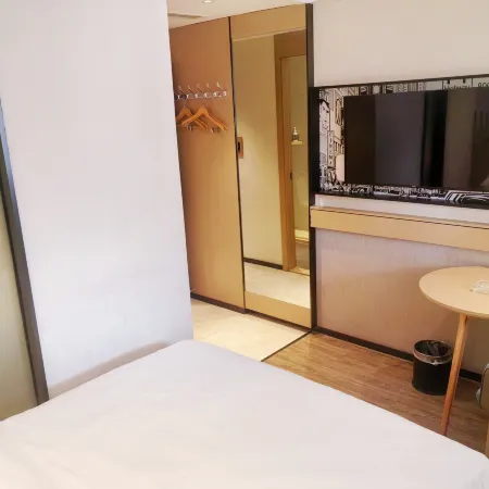 City Comfort Inn Hotel (Luohe High-Speed Railway West Station Wanda Plaza)