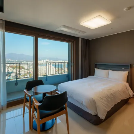 Hotel the Blue Terra Отели рядом с достопримечательностью «Daepohang Port»