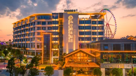 Zhenxiong Dagu Hot Spring Hotel (Daguli Happy City) Отели рядом с достопримечательностью «Chishuiyuan Square»