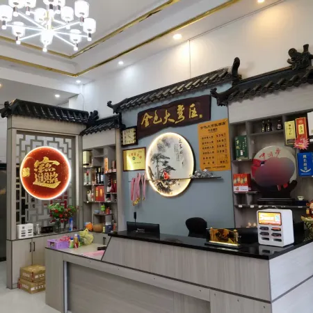 Golden Dawanqu Hotel (Fengshan Bus Terminal)