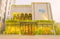 Phnom Penh Infinity Pool Down to $25/N - M Residence - romantis