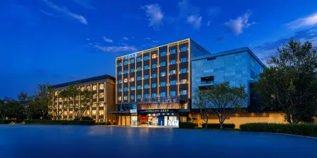 ChaozhouMercure Lanyue ( Hanshan Normal University) Отели рядом с достопримечательностью «Chaozhou Administration College»