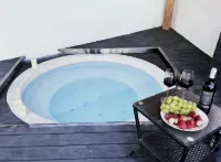 Yunqiyu Residence has a Starry Sky Pool Designer, Meishu (Anji Longwangshan Canyon Drifting Shop)