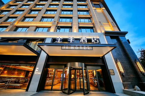 JI Hotel (Heze Dongming County Jinxiucheng) - parking