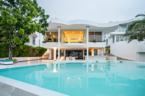 Seaside Studio / Ocean-View Pool & Green Balcony