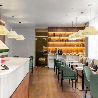 Teplo Hotel โรงแรมใกล้อนุสาวรีย์ Yul Brynner