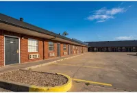 Stay Inn Checotah Near Eufaula Lake - parking