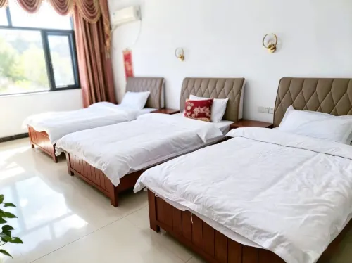Baishun Family Hotel - parking