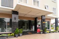 RedDoorz Plus Near Teras Kota 3 - Pensions