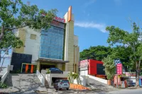 RedDoorz Plus Near Hotel Benua Kendari - parking