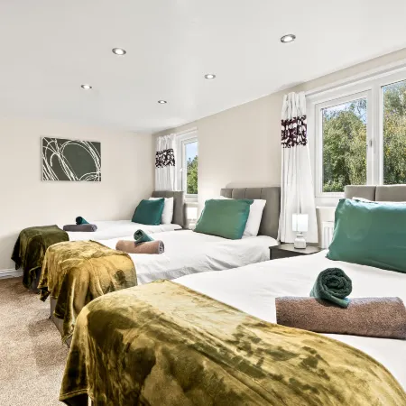 4BR 2BA+2WC | WiFi | Driveway | 7 Beds | Bolton