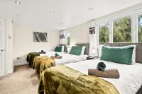 4BR 2BA+2WC | WiFi | Driveway | 7 Beds | Bolton - parking