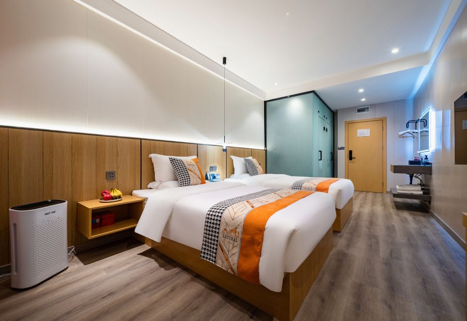 톈푸 · 록 플래티넘 호텔의 깔끔하게 정돈된 객실