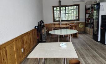 Floral Hotel·Banpo Huiwang Mountain Residence Homestay (Zhangjiajie Forest Park Store)