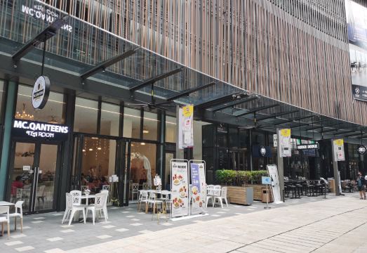[Lucentia Residences BBCC 내부 주방/거실 공간]