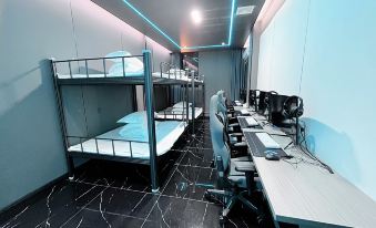 Fenghuang 811 E-Sports Hotel