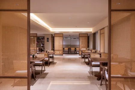 Atour Hotel near Dayan Pagoda and Xi'an University of Science and Technology Metro Station Отели рядом с достопримечательностью «Jingyugou Scenic Resort, Xi'an»