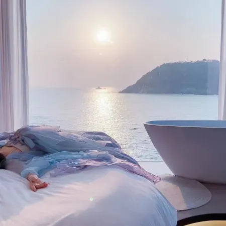 Haikuoyunshen·Super first-line sunrise sea view pool holiday villa (Xiaowushitang Branch)