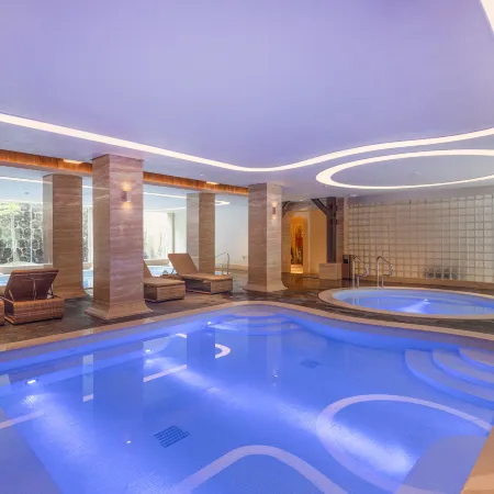 Zhuishan Mingjing Hot Spring Resort Hotel