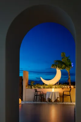 Traveler chasing the moon, designer seaside homestay