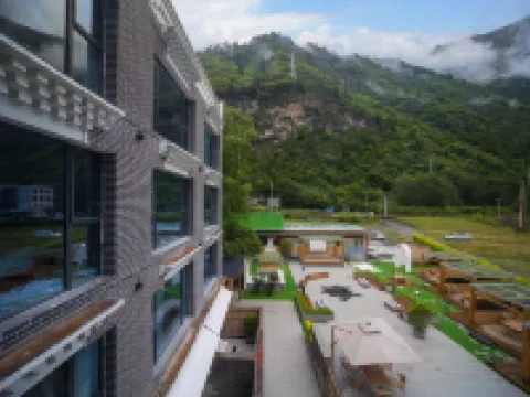 Qinghe Ruijin Private Soup Hot Spring Hotel (Li County Bipenggou Scenic Area Store) Hotels in Li County