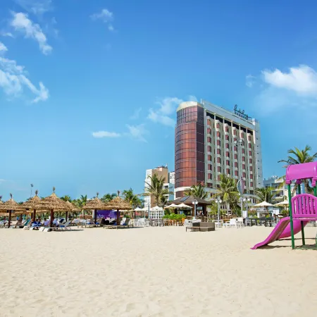 Holiday Beach Hotel Danang Отели рядом с достопримечательностью «Пляж Нонуок»