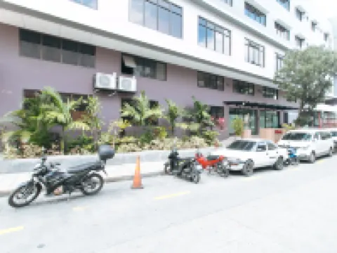 RedDoorz Plus @ Evangelista Street Makati โรงแรมในมาคาติ