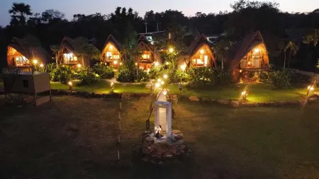 Earth Elements Eco Resort Отели в г. Pak Thong Chai