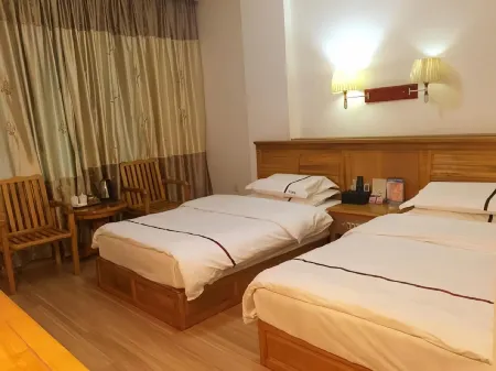 Yingjiang Huayu Hotel Отели рядом с достопримечательностью «Phoenix Hot Spring»