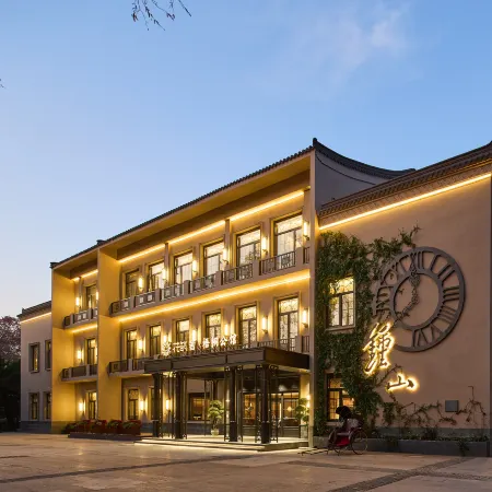 Floral Lux Hotel·Wutong Hotel(Zhongshan Mausoleum) Отели рядом с достопримечательностью «Дворц Мэйлин»