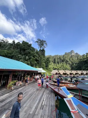 Praiwan raft house