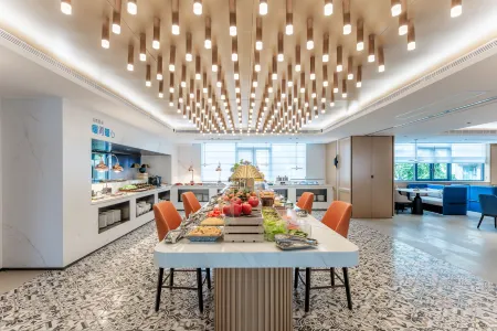 Holiday Inn Express Haikou World Trade Center Отели рядом с достопримечательностью «Haijing Baobei»