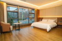 Boyuan Binjiang Hotel (Cili Railway Station People's Square)