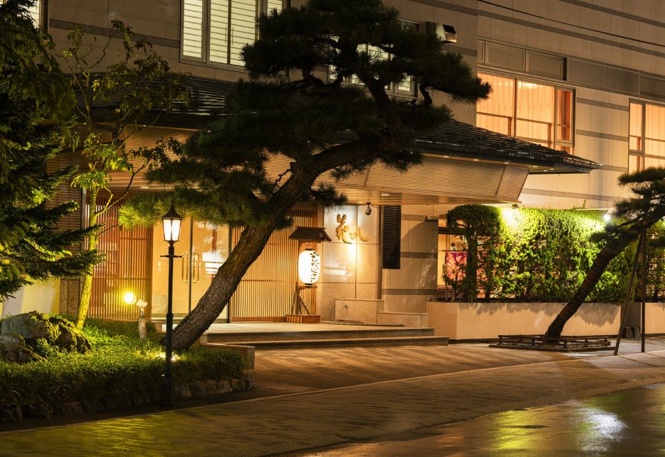 3. 하나비시 호텔 ..