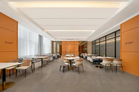 Homeinn Plus Hotel (Daqing Tieren Square) Отели рядом с достопримечательностью «Daqing Normal University»