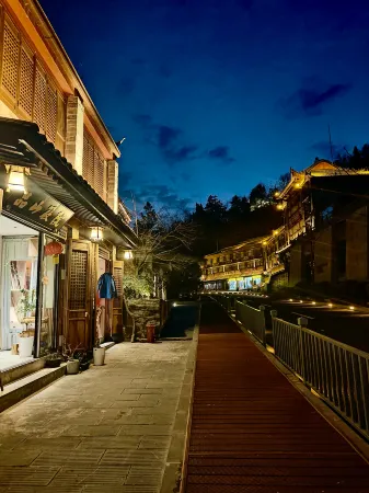Wudang Mountain Pinshan Hospital Отели рядом с достопримечательностью «Langmei Temple»