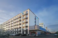 i Electronic Sports Hotel (Luoyang Longmen Avenue China National Flower Garden)