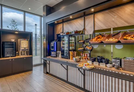 B&B Hôtel Bordeaux Centre Gare Saint-Jean Отели рядом с достопримечательностью «Palais Gallien»