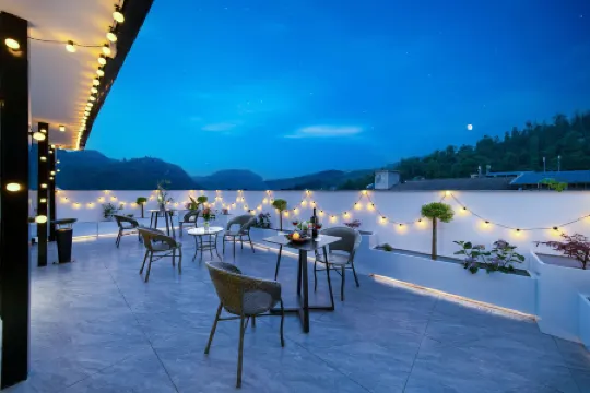 Shibajian Light Luxury AV Smart Hotel (Wulingyuan National Scenic Spot Branch, Zhangjiajie)