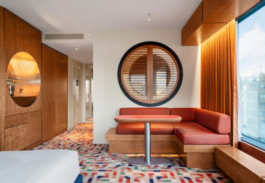 1. 더 스탠다드 브..