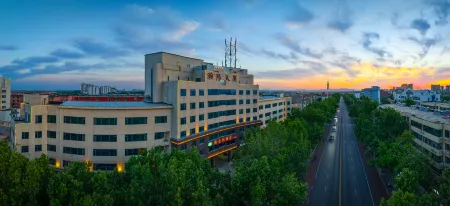Vienna Hotel (Zhengding Ancient City) Отели рядом с достопримечательностью «Zhengding Hutuohe Ecological Park»
